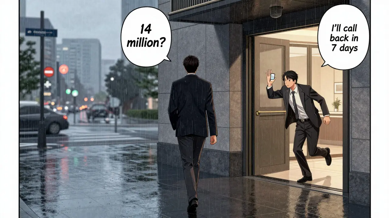 Покупатель уходит от дома, продавец бежит за ним с телефоном, на улице дождь.